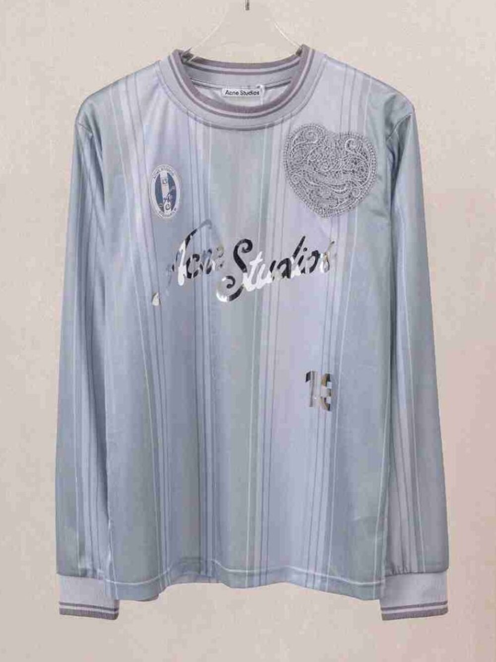 Acne Studios Silver Blue Soccer Jersey Cursive Logo Produits pour la mode